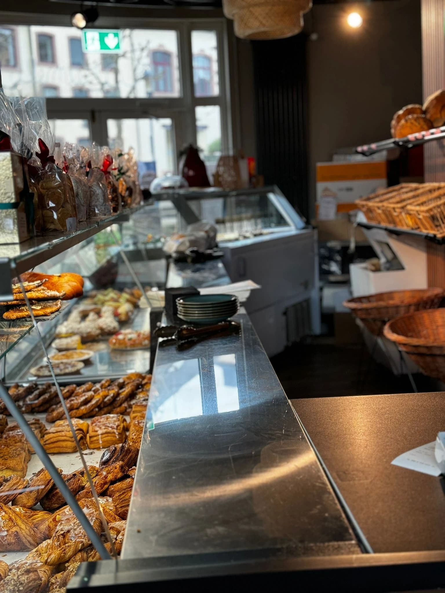 A prepared wooden table in the Karameli café